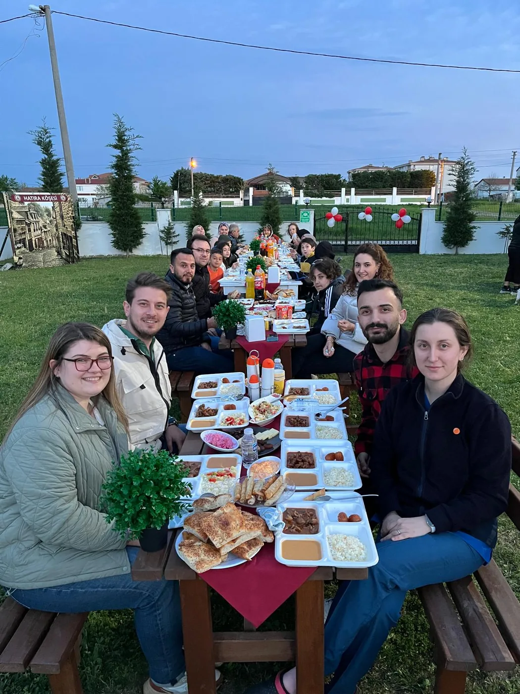 Huzurevinde açık havada yemek ve sosyal yaşam
