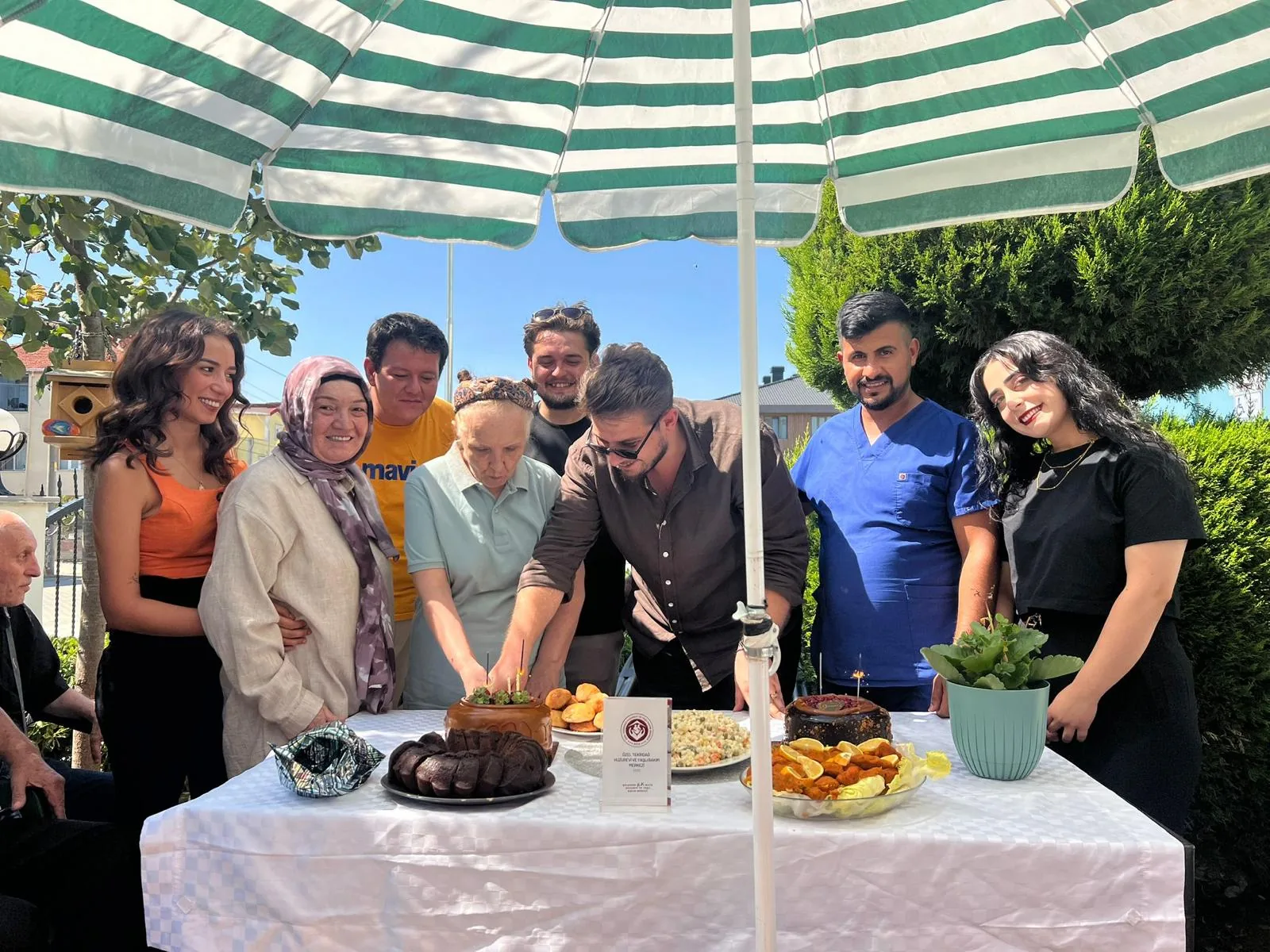 Huzurevi bahçesinde sosyal kutlama