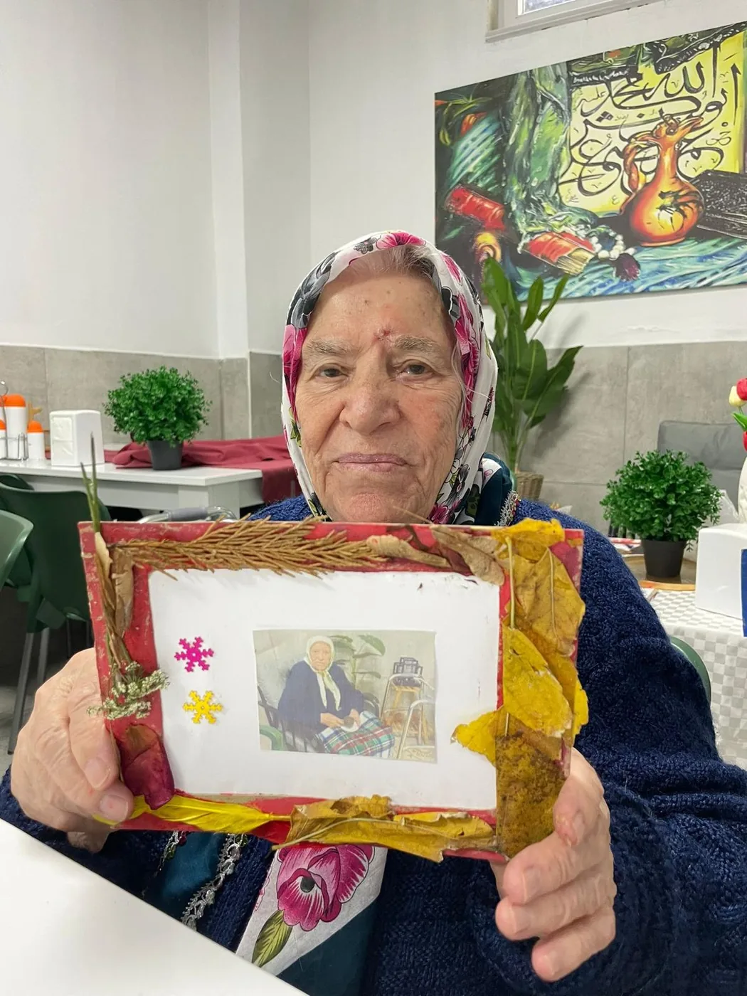Yaşlı bakım merkezinde el sanatları etkinliği