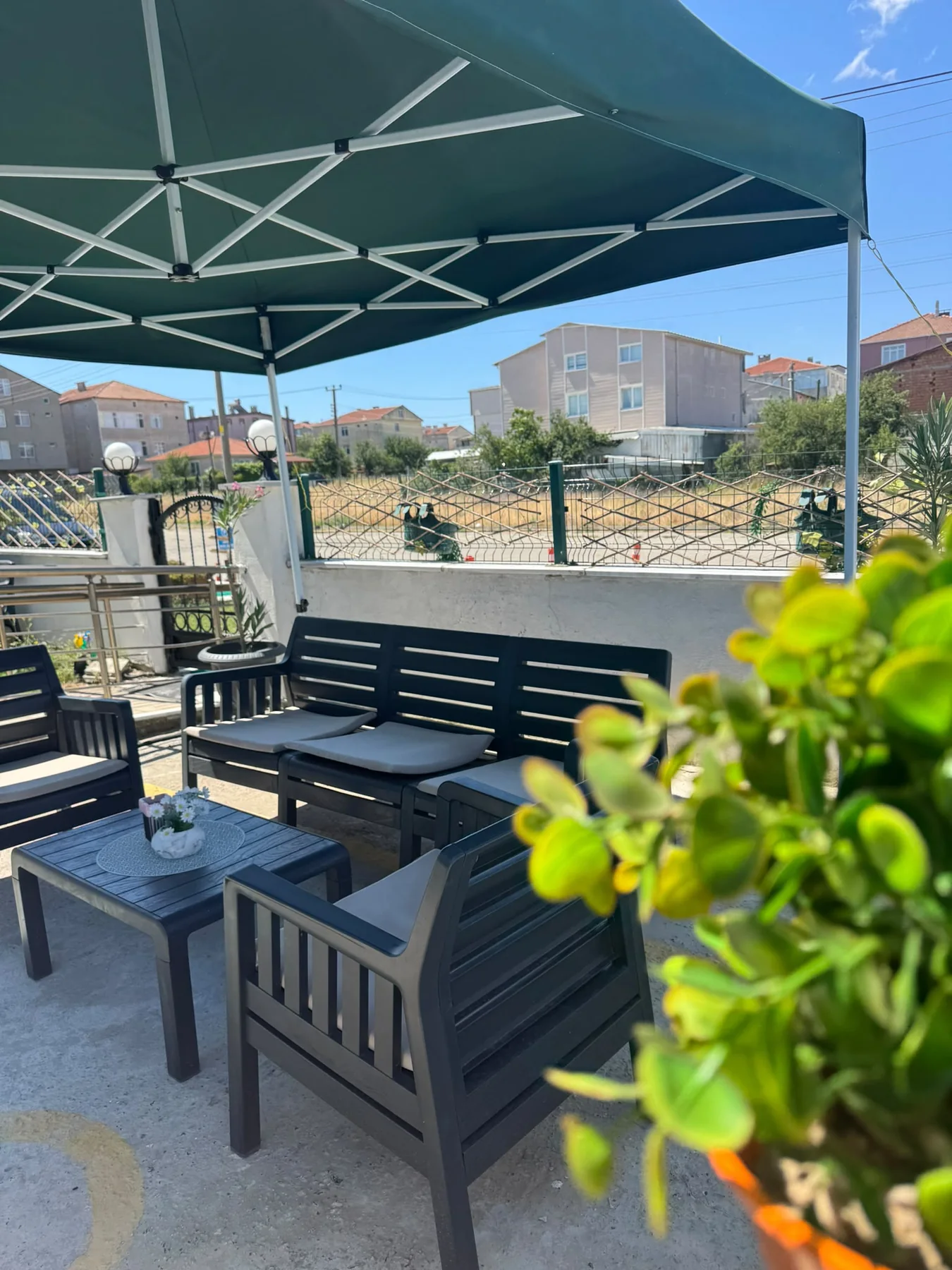 Özel Tekirdağ Huzurevi açık hava oturma alanı ve gölgeli dinlenme köşesi