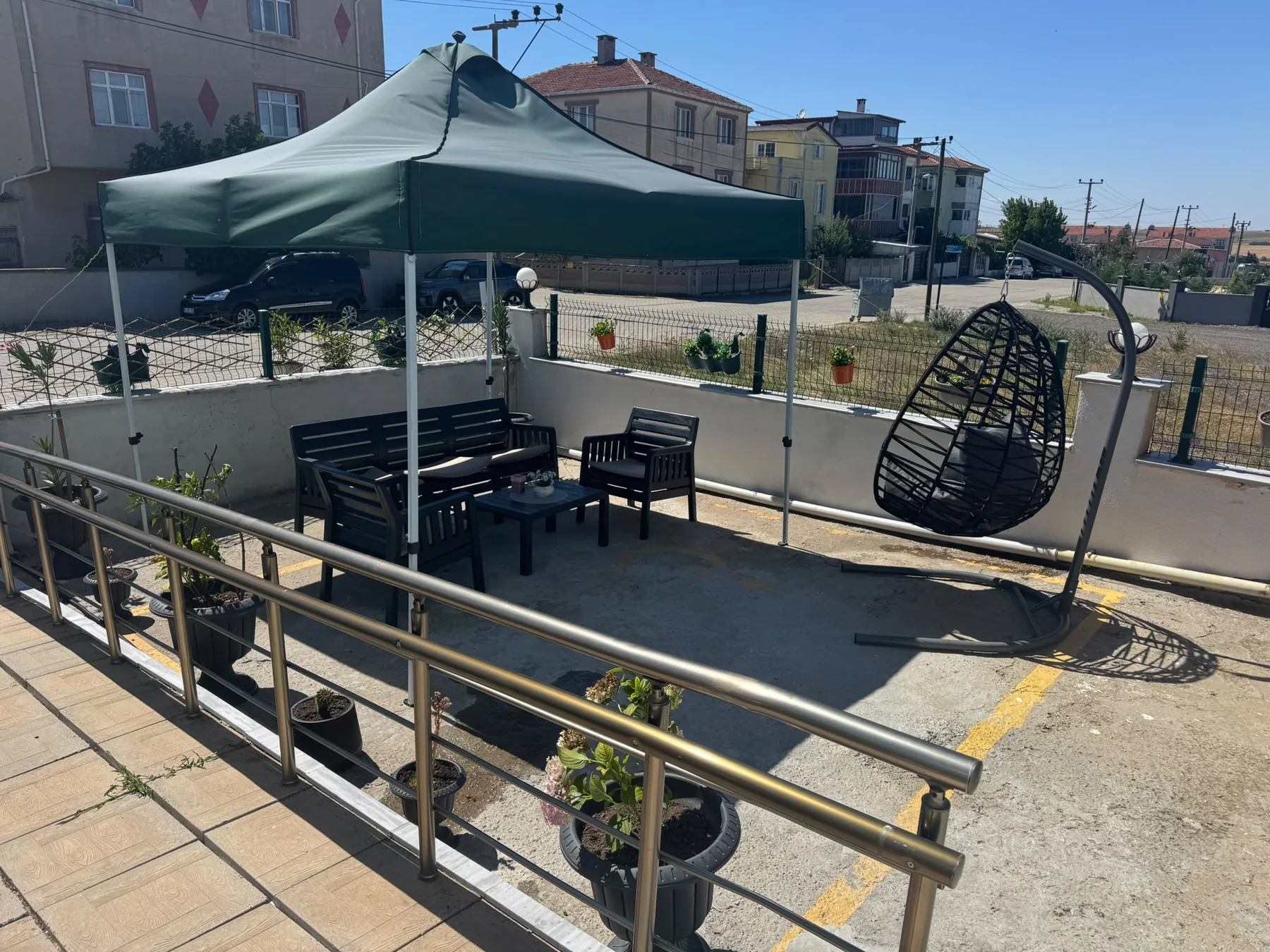 Tekirdağ huzurevi gölgelikli bahçe oturma alanı ve erişilebilir geçiş