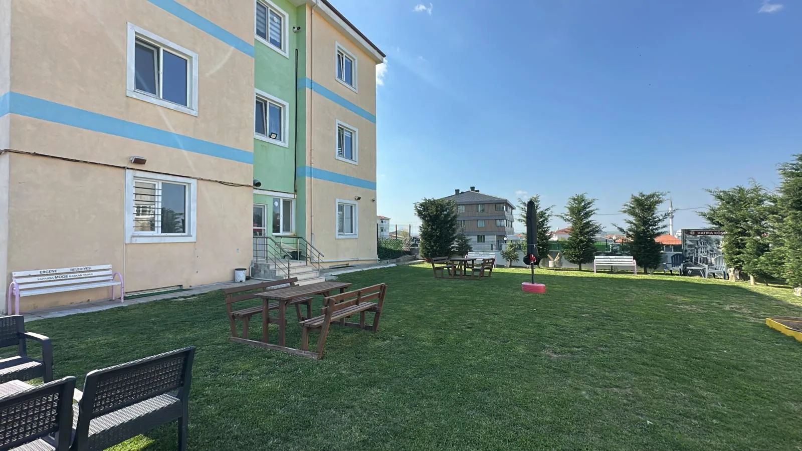 Huzurevi yeşil bahçe ve dinlenme alanı